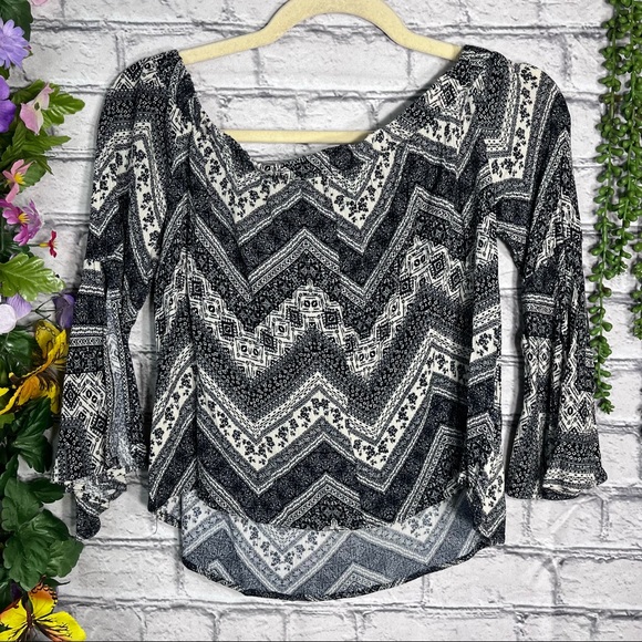 [🌼3/$30🌼Solemio Abstract Printed Flutter Sleeve Blouse Size Small - Picture 11 of 14